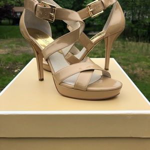Sexy yet elegant strap sandals